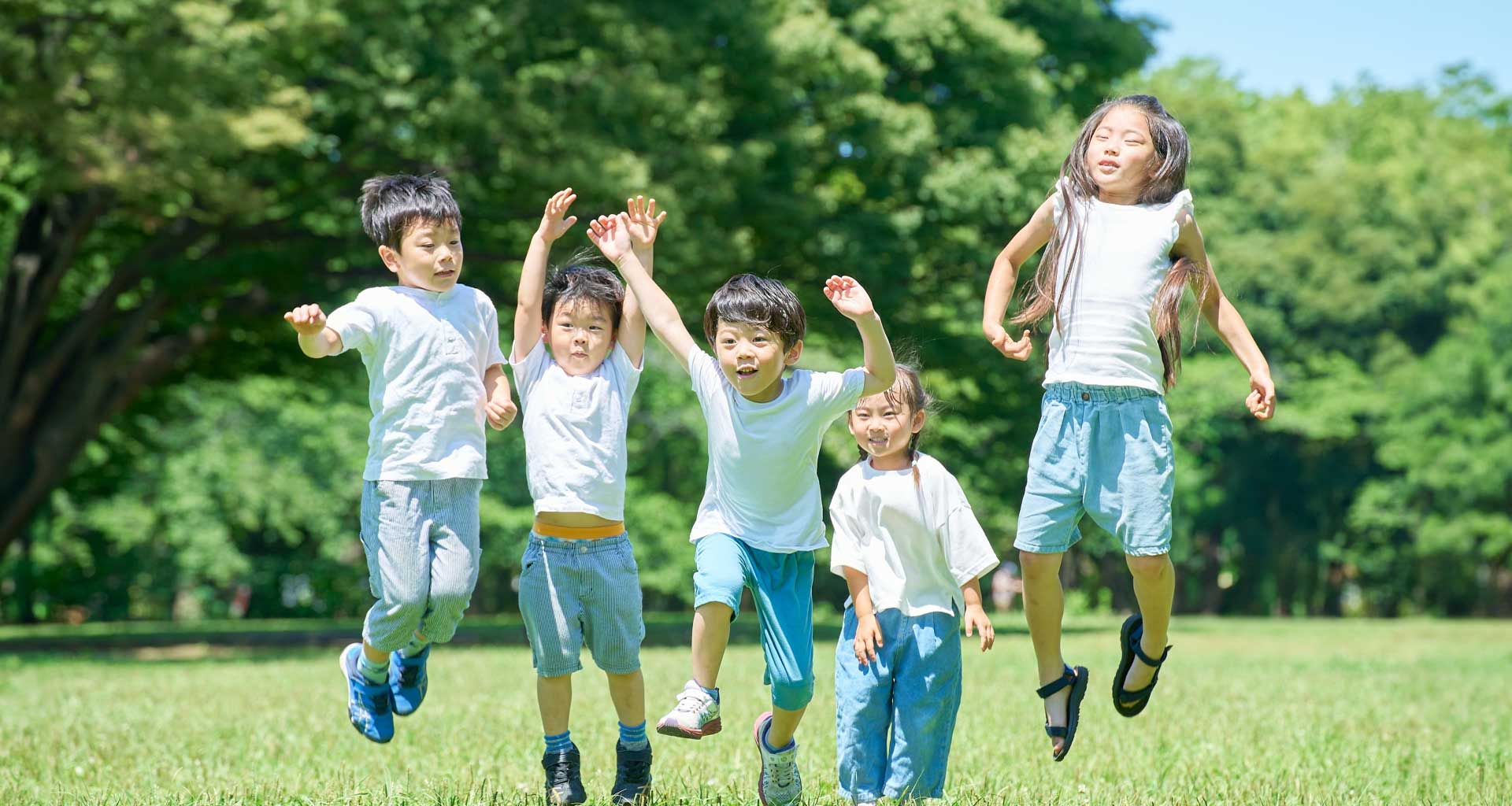 遊びまわる子供たち